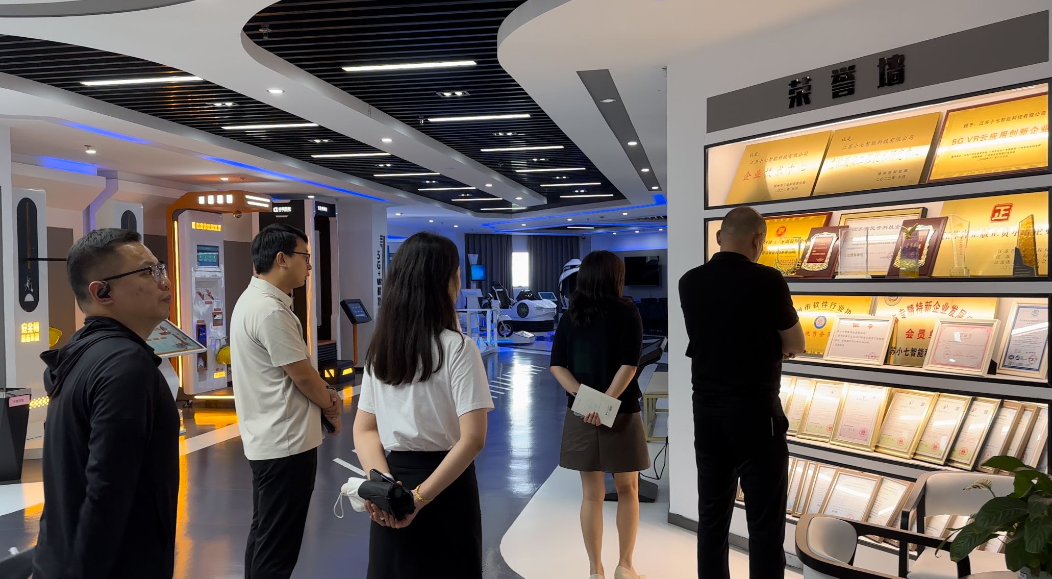 雅努思公司標(biāo)化工地事業(yè)部加強(qiáng)深入學(xué)習(xí)智能化體驗館